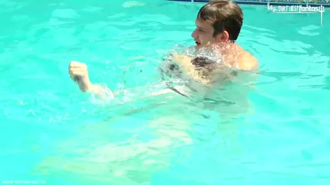 Teen fisté au bord de la piscine