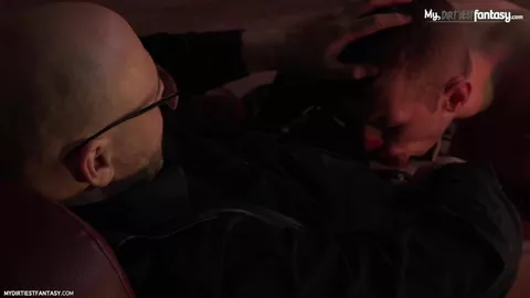 Minet novinho suspenso, cu dilatado