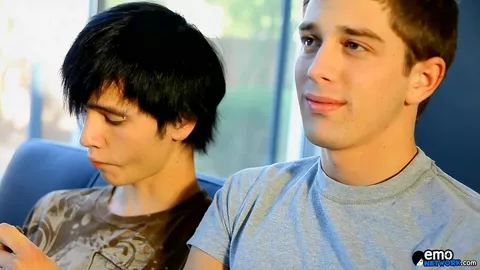 Giovani gay alle prime armi scopano