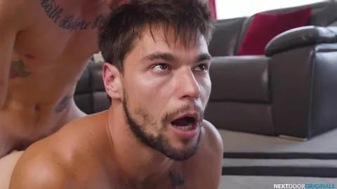 Perdido en el videojuego, acaba enculado