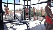 Ruslan Angelo calienta a su coach Arad Winwin en el gym