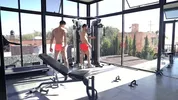 Ruslan Angelo calienta a su coach Arad Winwin en el gym