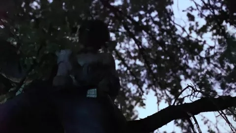 Junger Mann am Baum gefesselt — einvernehmliches Outdoor-Bondage