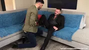 Homme d’affaires se fait lécher les pieds — Manuel Skye & Mick Stallone