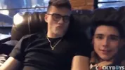 Blake Mitchell se régale du minet Leo Grand