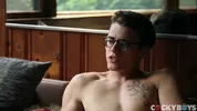 Blake Mitchell se régale du minet Leo Grand