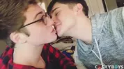 Blake Mitchell se régale du minet Leo Grand