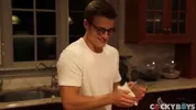 Blake Mitchell se régale du minet Leo Grand
