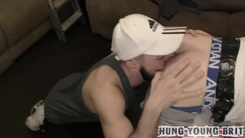 Ex militare impotente scopato e ricoperto di crema