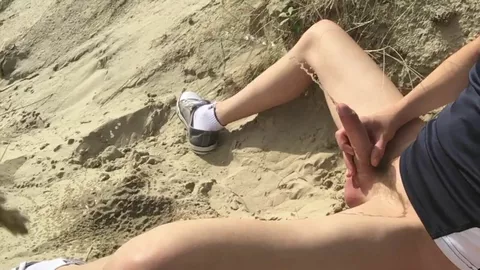 Punheta e mijo na praia