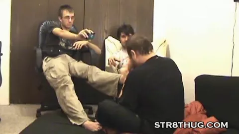 Schiavo maturo ai piedi dei twink