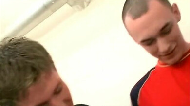 Il avale le sperme des capotes