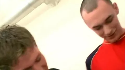 Il avale le sperme des capotes