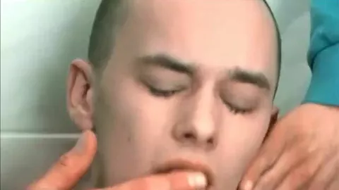 Suce lo sperma dai preservativi