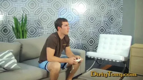 Tíos calientes degustan leche