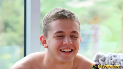 Schüchterner 19-jähriger JH beim Pornocasting