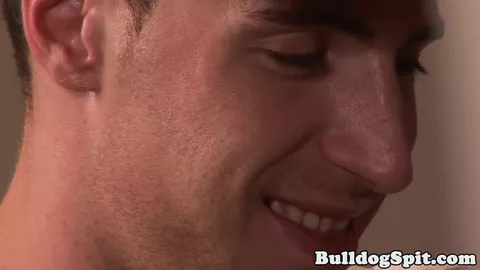 Lambo os dedos dos pés dele até ele gozar