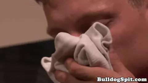 Le lamo los dedos de los pies hasta que se corre