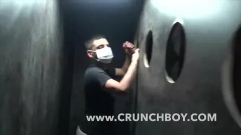 Confinato ai gloryhole durante il coronavirus