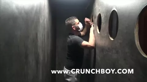 Confiné aux gloryholes durant le coronavirus