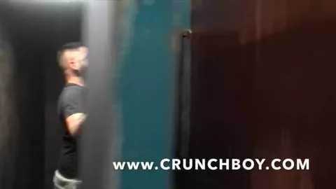 Confiné aux gloryholes durant le coronavirus