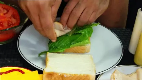 Der Chef serviert ein leckeres Sandwich