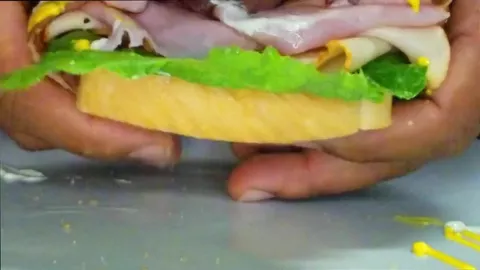 Der Chef serviert ein leckeres Sandwich