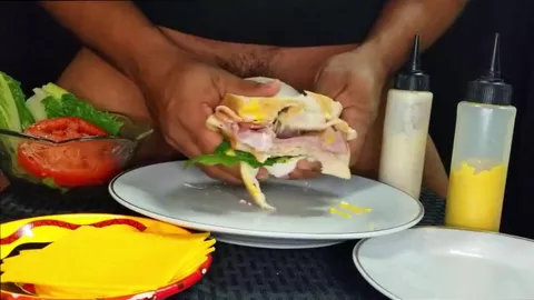 Der Chef serviert ein leckeres Sandwich