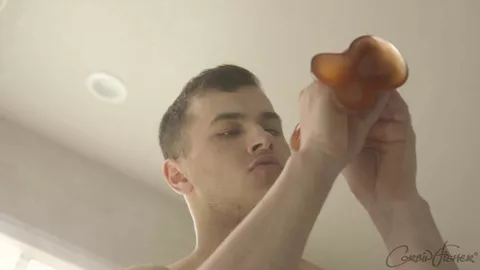 Bel athlète se gode sous la douche