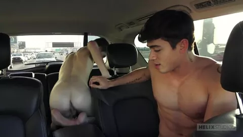 Backstage porno : deux acteurs baisent dans la voiture
