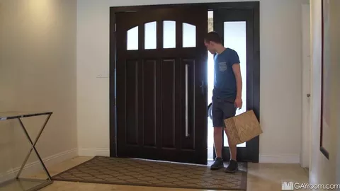 DIS RIEN A MAMAN ! Surpris à essayer un string par son demi frère