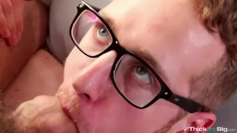 Brillenträger wird tief durchgenommen