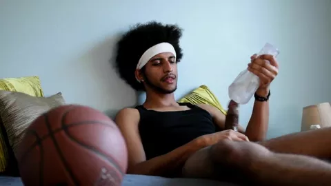 JAMAL le basketteur branle son énorme chibre avec un fleshlight