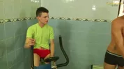 JH se traga toda la leche de un atleta en el gym