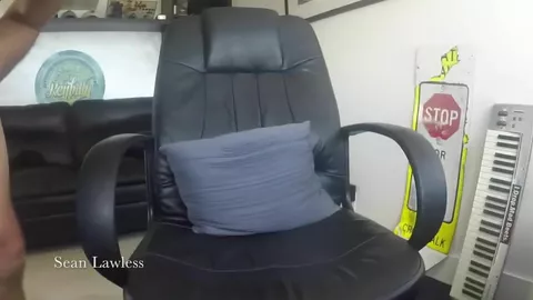 Heißer Kerl zeigt seinen Riesenschwanz