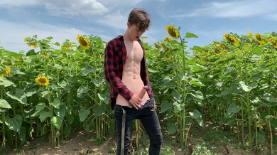 Twink sarado se masturba no campo
