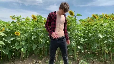 Perfekt gebauter Twink wichst auf dem Feld