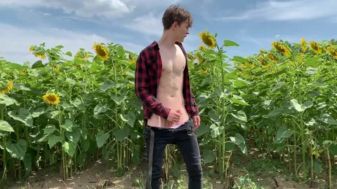 Twink sarado se masturba no campo