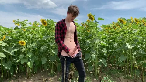 Twink dal corpo perfetto si masturba nei campi