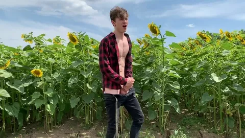 Perfekt gebauter Twink wichst auf dem Feld