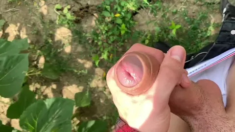 Twink de cuerpo perfecto se pajea en el campo