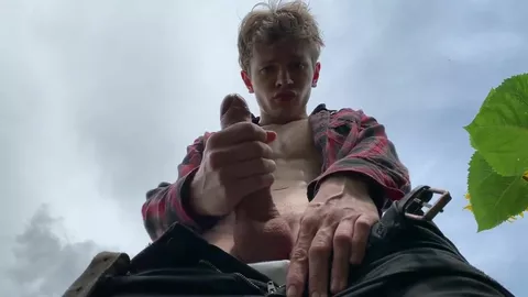 Twink dal corpo perfetto si masturba nei campi