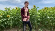Perfekt gebauter Twink wichst auf dem Feld
