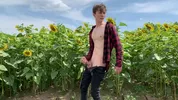 Perfekt gebauter Twink wichst auf dem Feld