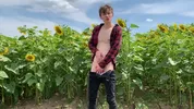 Perfekt gebauter Twink wichst auf dem Feld