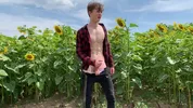Perfekt gebauter Twink wichst auf dem Feld