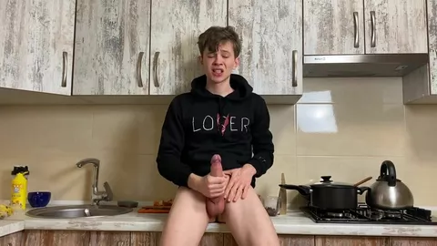 Jeune étudiant avec une bite énorme