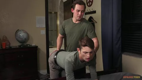 Josh Brady dá palmadas em Garrett Kinsley