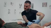 O tatuador come seu cliente novinho — Lev Ivankov & Fly Tatem