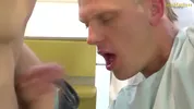 Patient baisé sur son lit d'hôpital